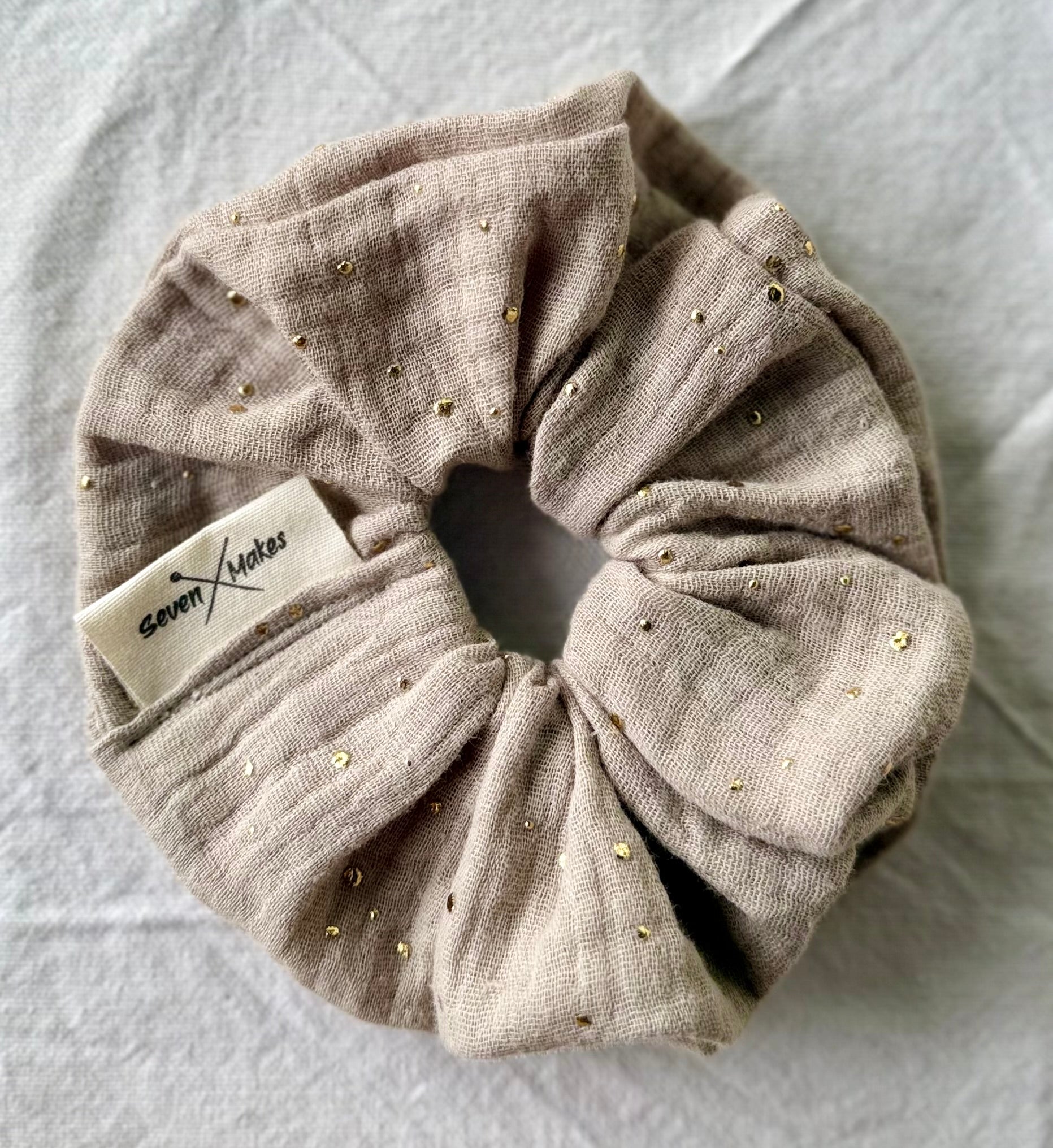 cotton double gauze scrunchie sand with gold flecks